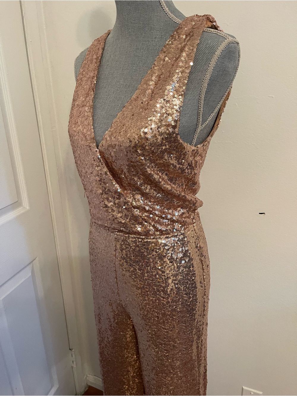 superdown Rose Gold Sequin V-Neck Wide-Leg Jumpsuit. Size Small - Picture 10 of 13